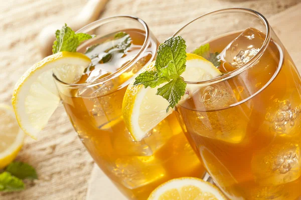Tè freddo rinfrescante con limone — Foto Stock