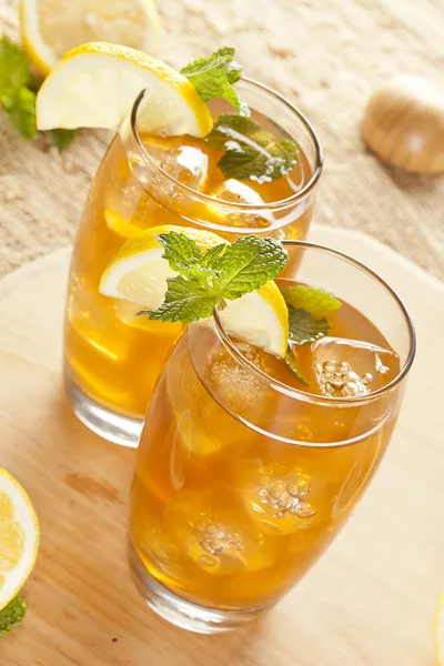 Té helado refrescante con limón —  Fotos de Stock