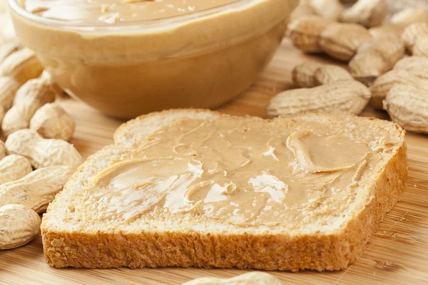 krem kahverengi fıstık ezmesi