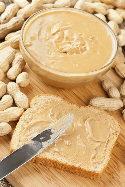 Кремово коричневий арахісове масло — стокове фото