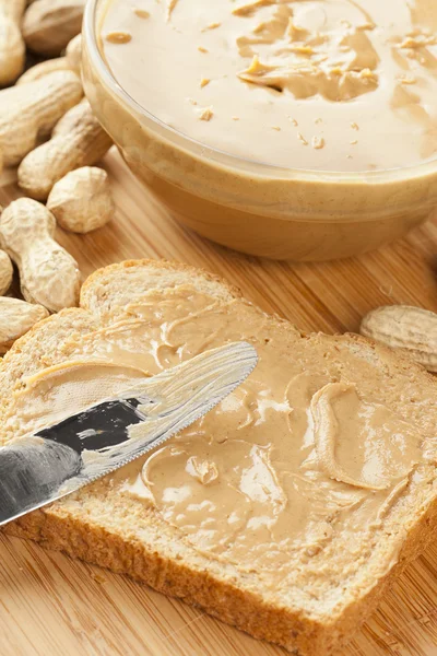 Cremige braune Erdnussbutter — Stockfoto