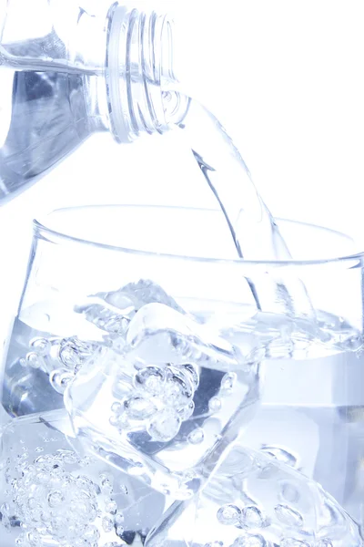 Erfrischendes Wasser in der Flasche — Stockfoto
