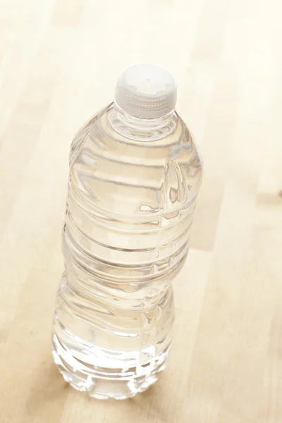 Erfrischendes Wasser in der Flasche — Stockfoto