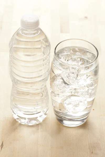 Erfrischendes Wasser in der Flasche — Stockfoto