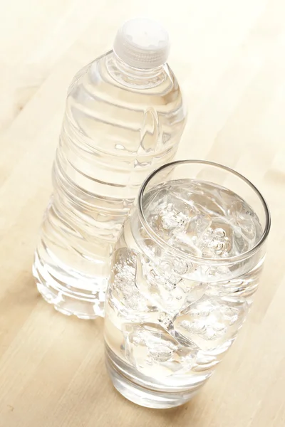 Erfrischendes Wasser in der Flasche — Stockfoto