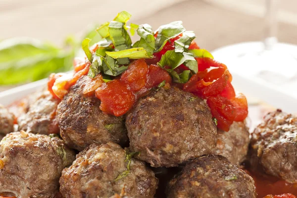 ev yapımı köfte, kırmızı domates soslu