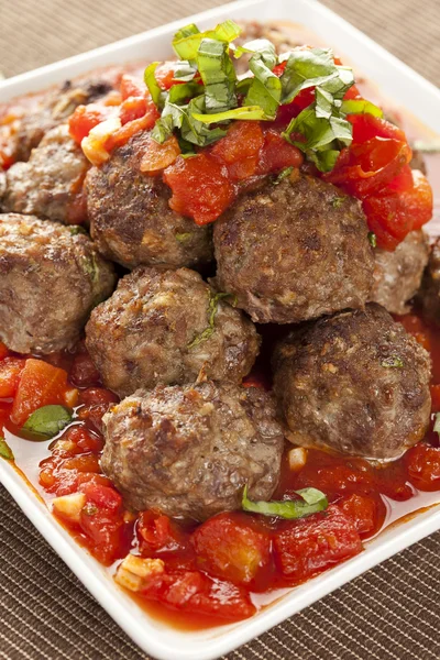 ev yapımı köfte, kırmızı domates soslu