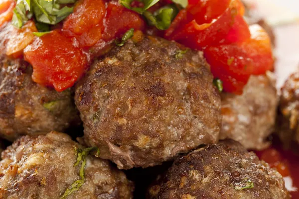 Hausgemachte Frikadellen in roter Tomatensauce — Stockfoto