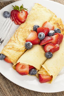 taze ev yapımı çilekli krep