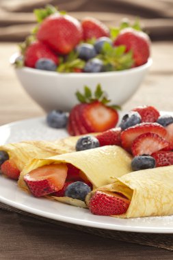 taze ev yapımı çilekli krep