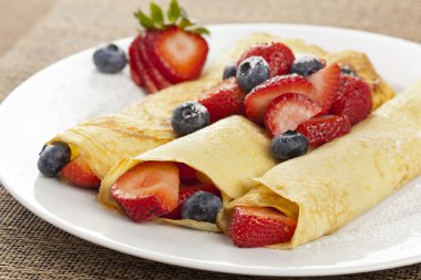 taze ev yapımı çilekli krep