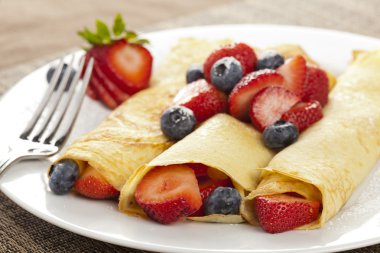 taze ev yapımı çilekli krep