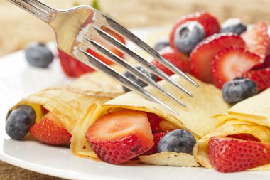 taze ev yapımı çilekli krep