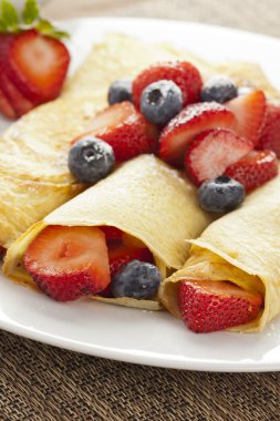 taze ev yapımı çilekli krep