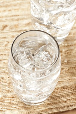 bir bardak taze temiz su