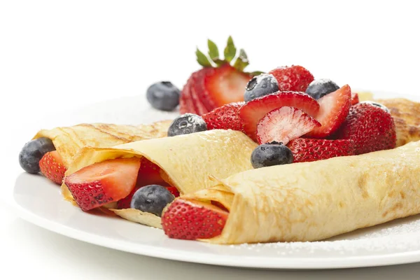 Frische hausgemachte Erdbeer-Crêpes — Stockfoto