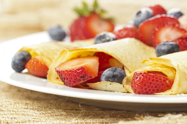 taze ev yapımı çilekli krep