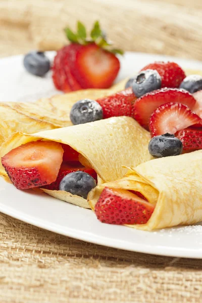 taze ev yapımı çilekli krep