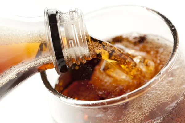 Refrescante soda marrón con hielo — Foto de Stock