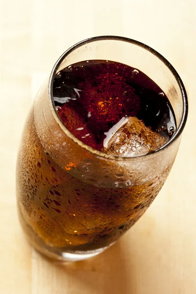 Refrescante soda marrón con hielo — Foto de Stock