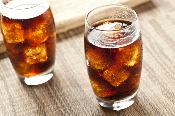 Refrescante soda marrón con hielo — Foto de Stock