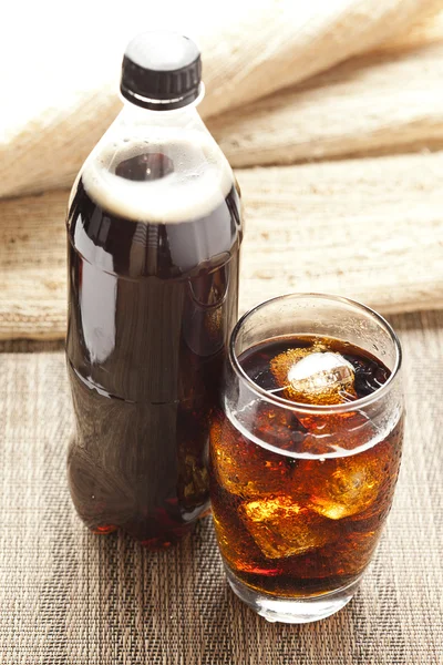 Refrescante soda marrón con hielo — Foto de Stock