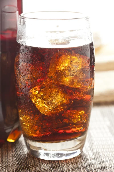 Refrescante soda marrón con hielo — Foto de Stock