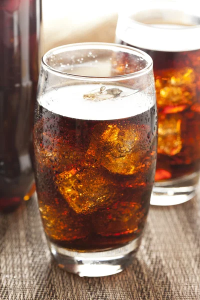 Refrescante soda marrón con hielo — Foto de Stock