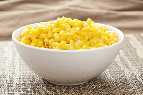 Macarrão e queijo em uma tigela — Fotografia de Stock