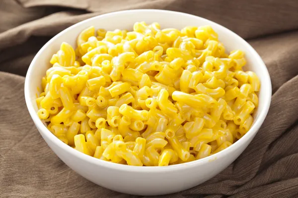 Macarrão e queijo em uma tigela — Fotografia de Stock