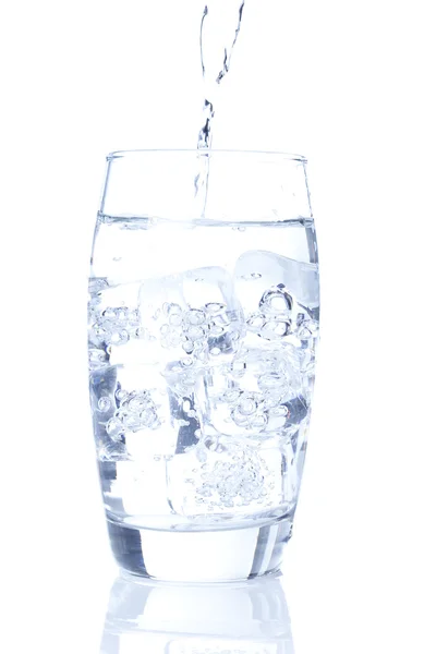 Água limpa fresca em um copo — Fotografia de Stock