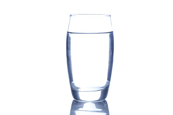 Acqua fresca e limpida in un bicchiere — Foto Stock