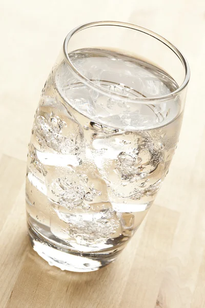 Frisches klares Wasser im Glas — Stockfoto