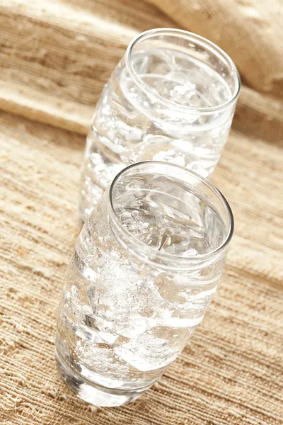 Frisches klares Wasser im Glas — Stockfoto
