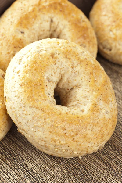 Bagel de grão inteiro fresco caseiro — Fotografia de Stock