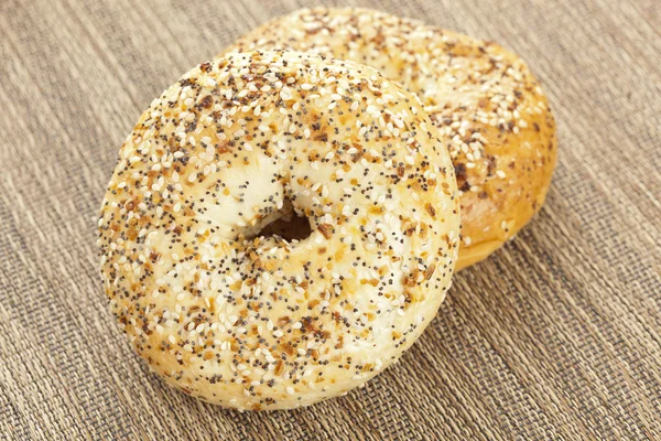 Bagel de grão inteiro fresco caseiro — Fotografia de Stock