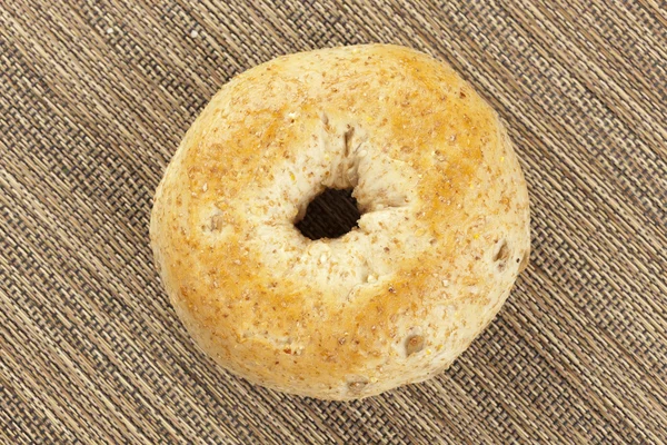 Bagel de grão inteiro fresco caseiro — Fotografia de Stock