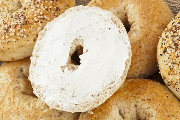 Bagel de grão inteiro fresco caseiro — Fotografia de Stock