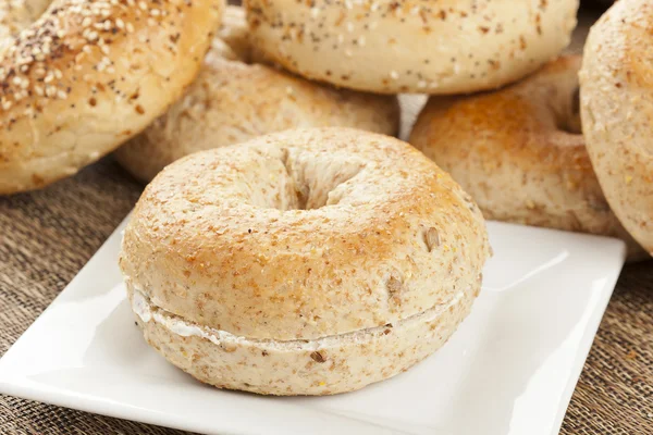 Házi friss egész gabona Bagel — Stock Fotó