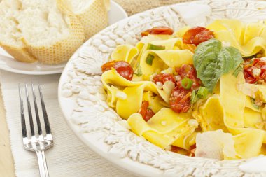 Mısır ve domates ile Pappardelle makarna