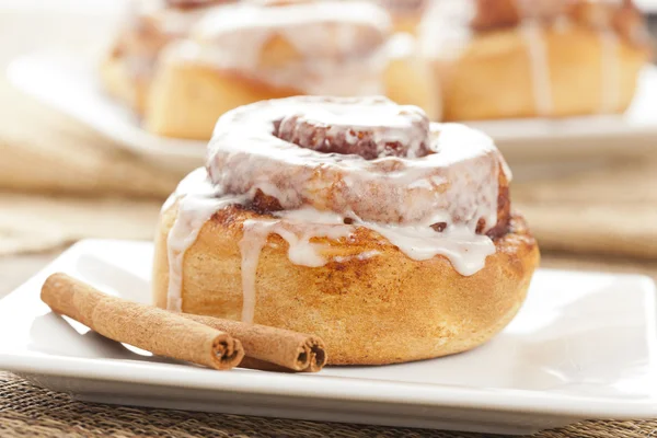 Rollos de canela caseros frescos — Foto de Stock