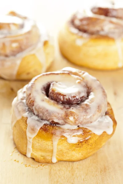 Verse zelfgemaakte kaneel broodjes — Stockfoto