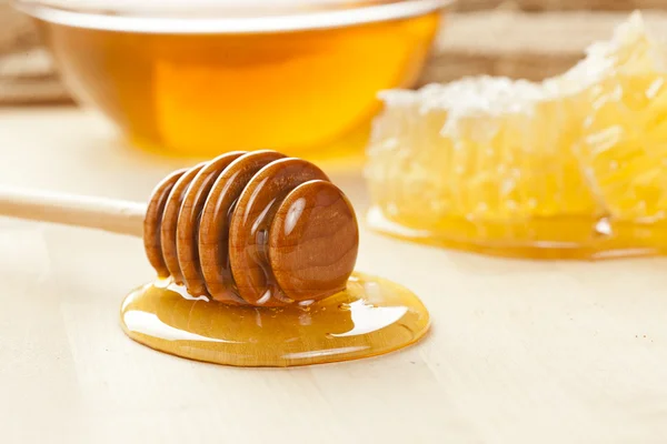 黄金のオーガニック蜂蜜 — ストック写真