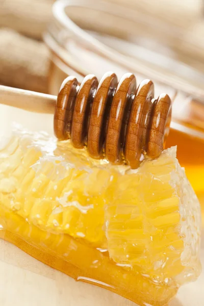 Золотой органический мед — стоковое фото