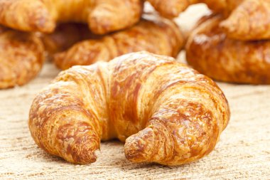 Yeni pişmiş kruvasan.