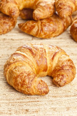Yeni pişmiş kruvasan.