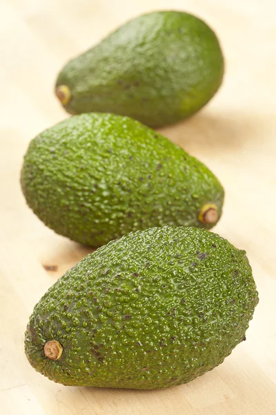 Biologische groene avocado — Stockfoto