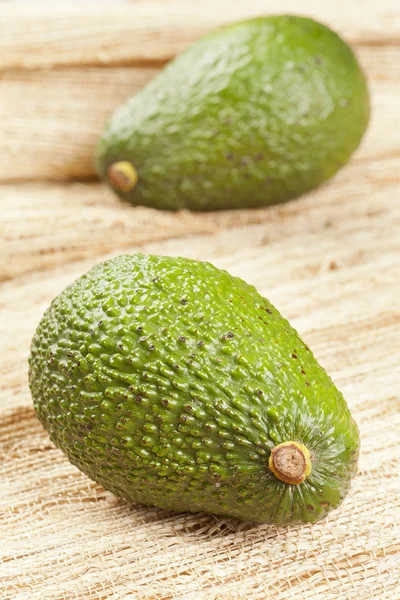 Органический зелёный авокадо — стоковое фото