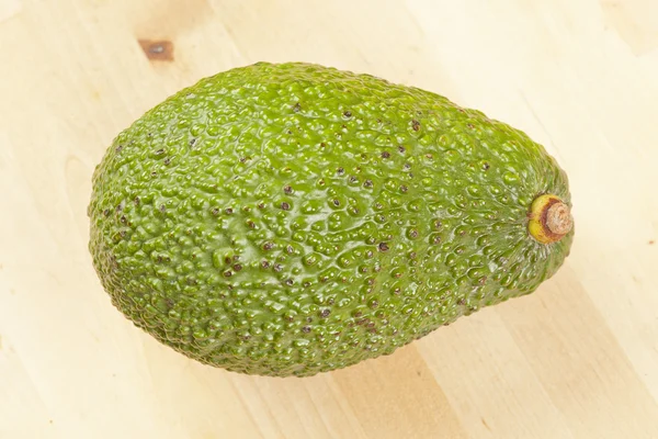 Biologische groene avocado — Stockfoto