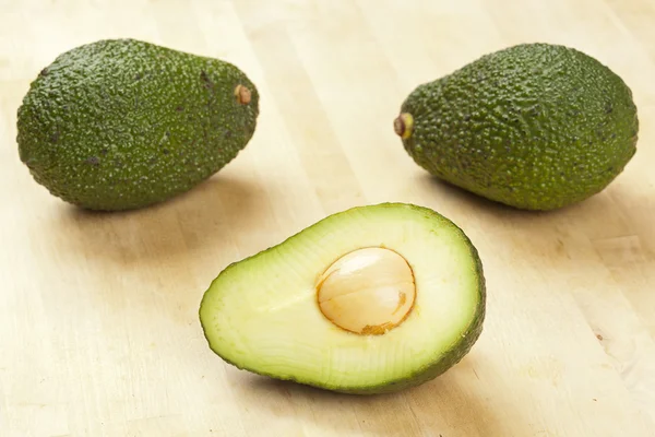 Avocado verde biologico — Foto Stock